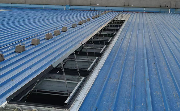 某城市大型商业综合体中庭甘泉排烟窗工程